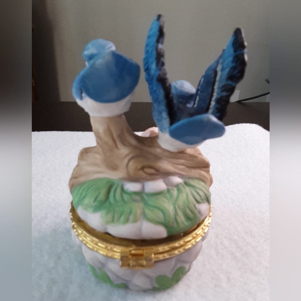 Trinket box vintage. Blue Jay figurines on top of box. Collectible. - Picture 2 of 11